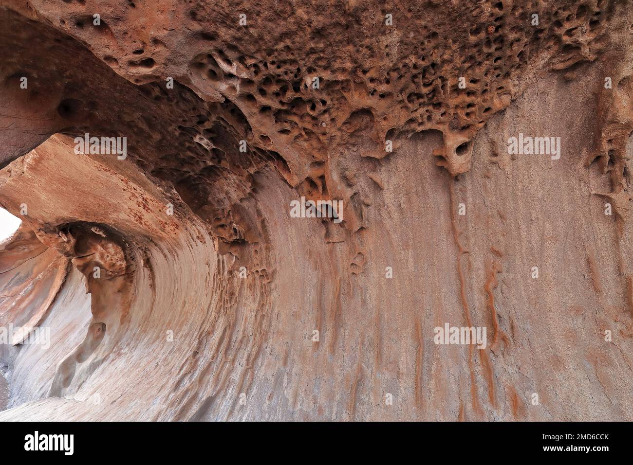 422 Kitchen Cave am Fuße des Uluru-Ayers Rock neben dem Basisabschnitt Walk-Mala. NT-Australien. Stockfoto