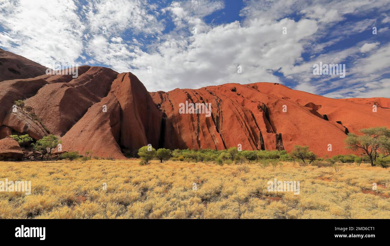 428 Uhr Panoramablick auf den Abschnitt Mala und die Kantju-Schlucht von der Basis des Spaziergangs um den Uluru-Ayers Rock. NT-Australien. Stockfoto