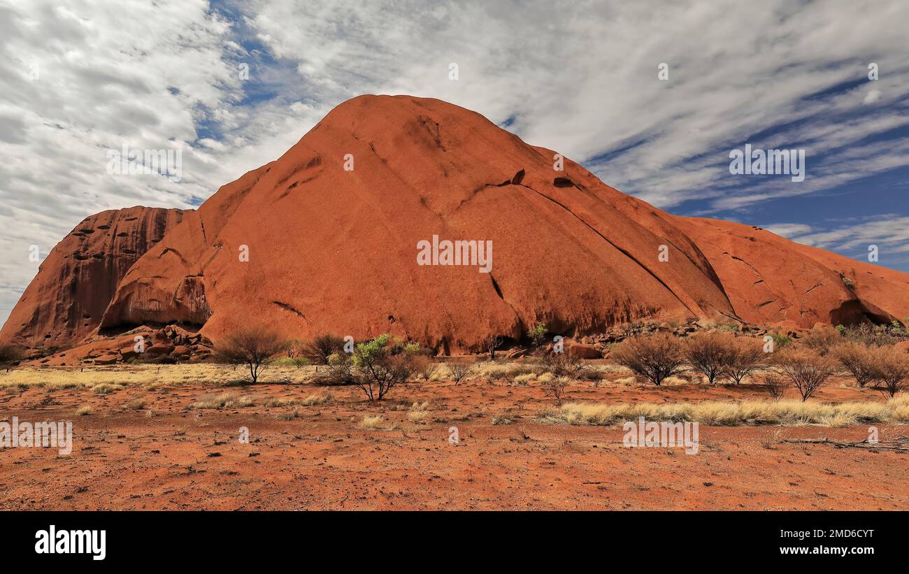 430 NW Ecke malerische Aussicht - Kantju Gorge Gegend Teilblick vom Fuß des Fußes rund um den Uluru-Ayers Rock. NT-Australien. Stockfoto