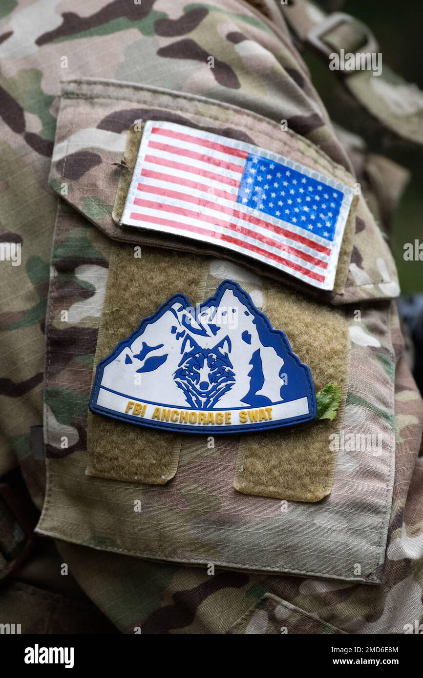 Spezialagenten des Anchorage FBI Special Weapons and Tactics (SWAT) führen am 13. Juli 2022 in der Joint Base Elmendorf-Richardson, Alaska, eine Übung für ländliche Einsätze durch. Die ausgedehnten und strengen Ausbildungsbereiche von JBER boten den idealen Rahmen für örtliche Einsatzteams der Strafverfolgungsbehörden, da sie ihre Fähigkeiten im ländlichen Bereich, Aufgabenplanung, Aufklärung, Sicherheitsverfahren für Hubschrauber, Landnavigation, Team-Bewegung und Patrouille. Stockfoto