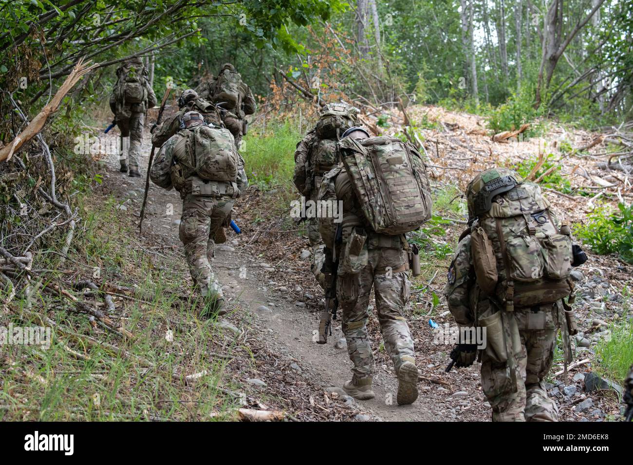 Special Agents des Anchorage FBI Special Weapons and Tactics (SWAT) Teams gehen auf höhere Ebenen und patrouillieren während einer ländlichen Übungsübung auf der Joint Base Elmendorf-Richardson, Alaska, am 13. Juli 2022. Die ausgedehnten und strengen Ausbildungsbereiche von JBER boten den idealen Rahmen für örtliche Einsatzteams der Strafverfolgungsbehörden, da sie ihre Fähigkeiten im ländlichen Bereich, Aufgabenplanung, Aufklärung, Sicherheitsverfahren für Hubschrauber, Landnavigation, Team-Bewegung und Patrouille. Stockfoto