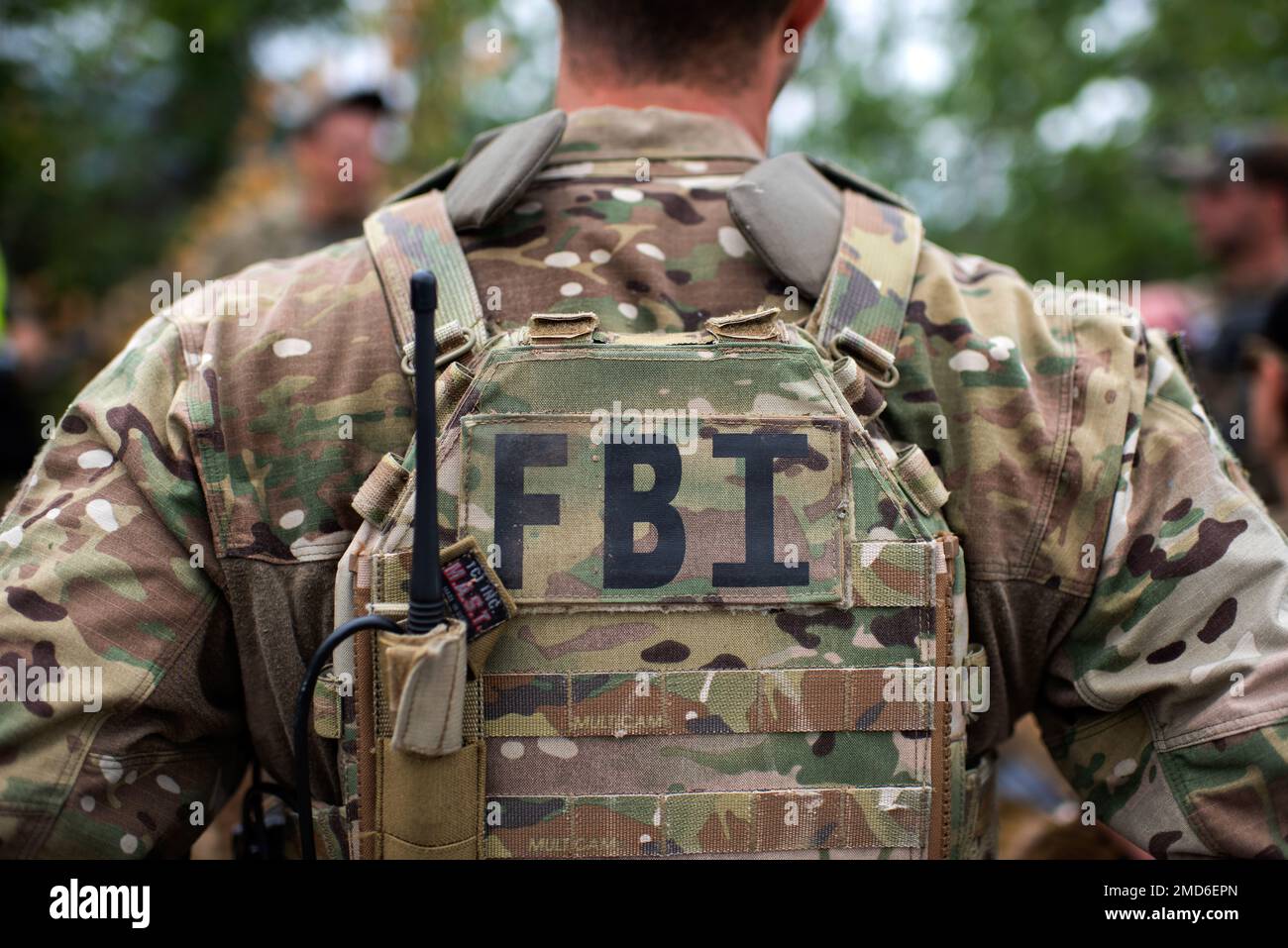 Spezialagenten des Anchorage FBI Special Weapons and Tactics (SWAT) führen am 13. Juli 2022 in der Joint Base Elmendorf-Richardson, Alaska, eine Übung für ländliche Einsätze durch. Die ausgedehnten und strengen Ausbildungsbereiche von JBER boten den idealen Rahmen für örtliche Einsatzteams der Strafverfolgungsbehörden, da sie ihre Fähigkeiten im ländlichen Bereich, Aufgabenplanung, Aufklärung, Sicherheitsverfahren für Hubschrauber, Landnavigation, Team-Bewegung und Patrouille. Stockfoto