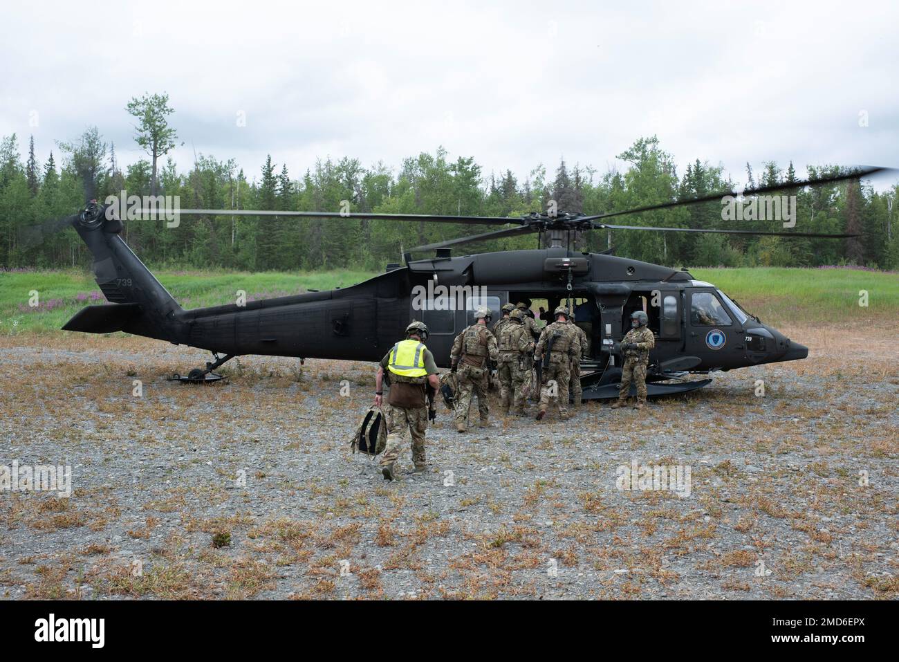 Spezialagenten des Anchorage FBI Special Weapons and Tactics (SWAT)-Teams gehen an Bord einer Alaska Army National Guard UH-60L Black Hawk, die von einer Besatzung betrieben wird, die dem 1. Bataillon, 207. Luftfahrt-Truppenkommando, auf der gemeinsamen Basis Elmendorf-Richardson, Alaska, am 13. Juli 2022, zugewiesen ist. Die ausgedehnten und strengen Ausbildungsbereiche von JBER boten den idealen Rahmen für örtliche Einsatzteams der Strafverfolgungsbehörden, da sie ihre Fähigkeiten im ländlichen Bereich, Aufgabenplanung, Aufklärung, Sicherheitsverfahren für Hubschrauber, Landnavigation, Team-Bewegung und Patrouille. Stockfoto