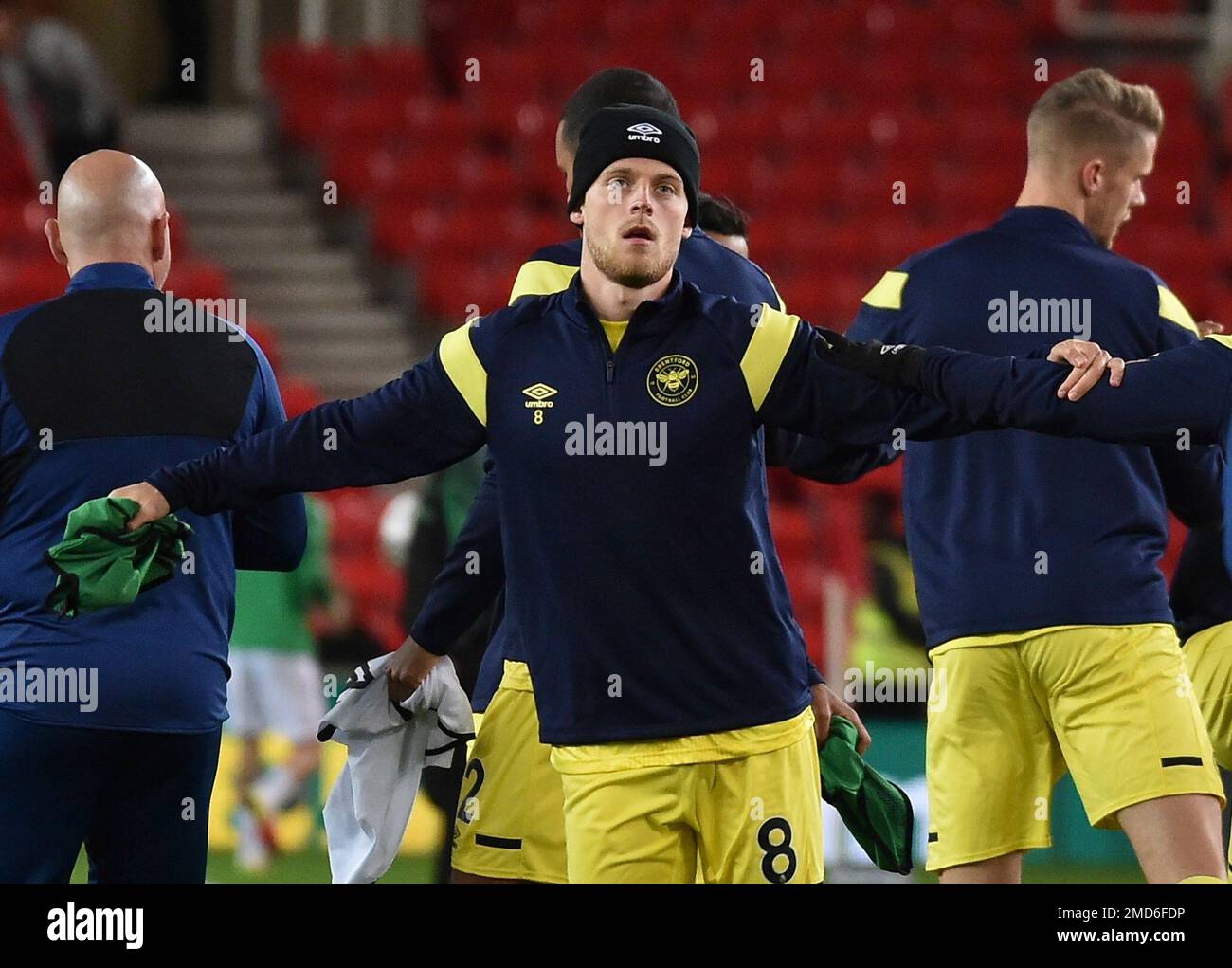 Brentford's Mathias Jensen warms up before the English League Cup soccer match between Stoke City and Brentford at the bet365 stadium in Stoke on Trent, England, Wednesday, Oct. 27, 2021. (AP Photo/Rui Vieira) Stockfoto
