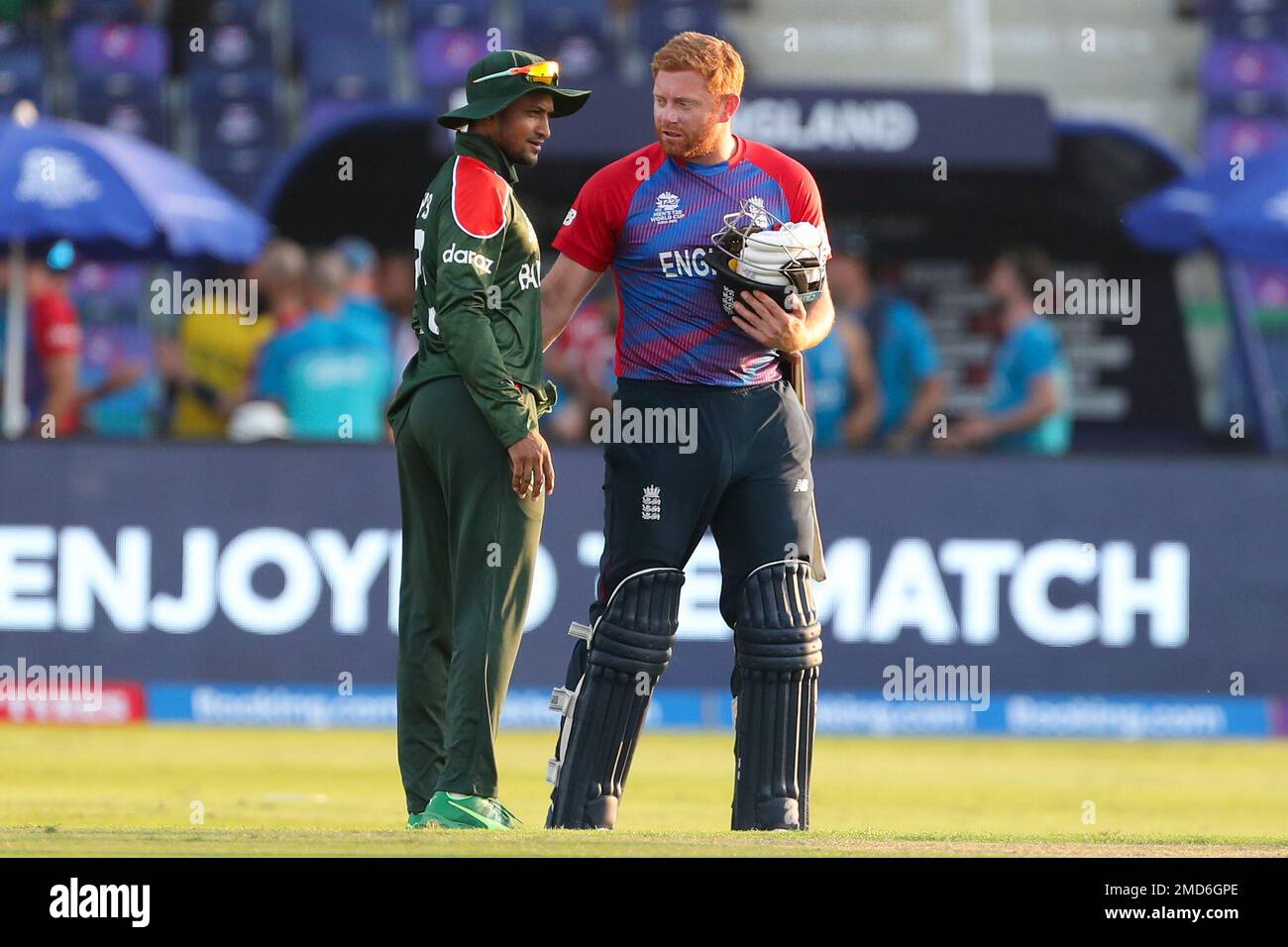 England's Jonny Bairstow, right, talks with Bangladesh's Shakib Al Hasan following their Cricket Twenty20 World Cup match in Abu Dhabi, UAE, Wednesday, Oct. 27, 2021. (AP Photo/Aijaz Rahi) Stockfoto