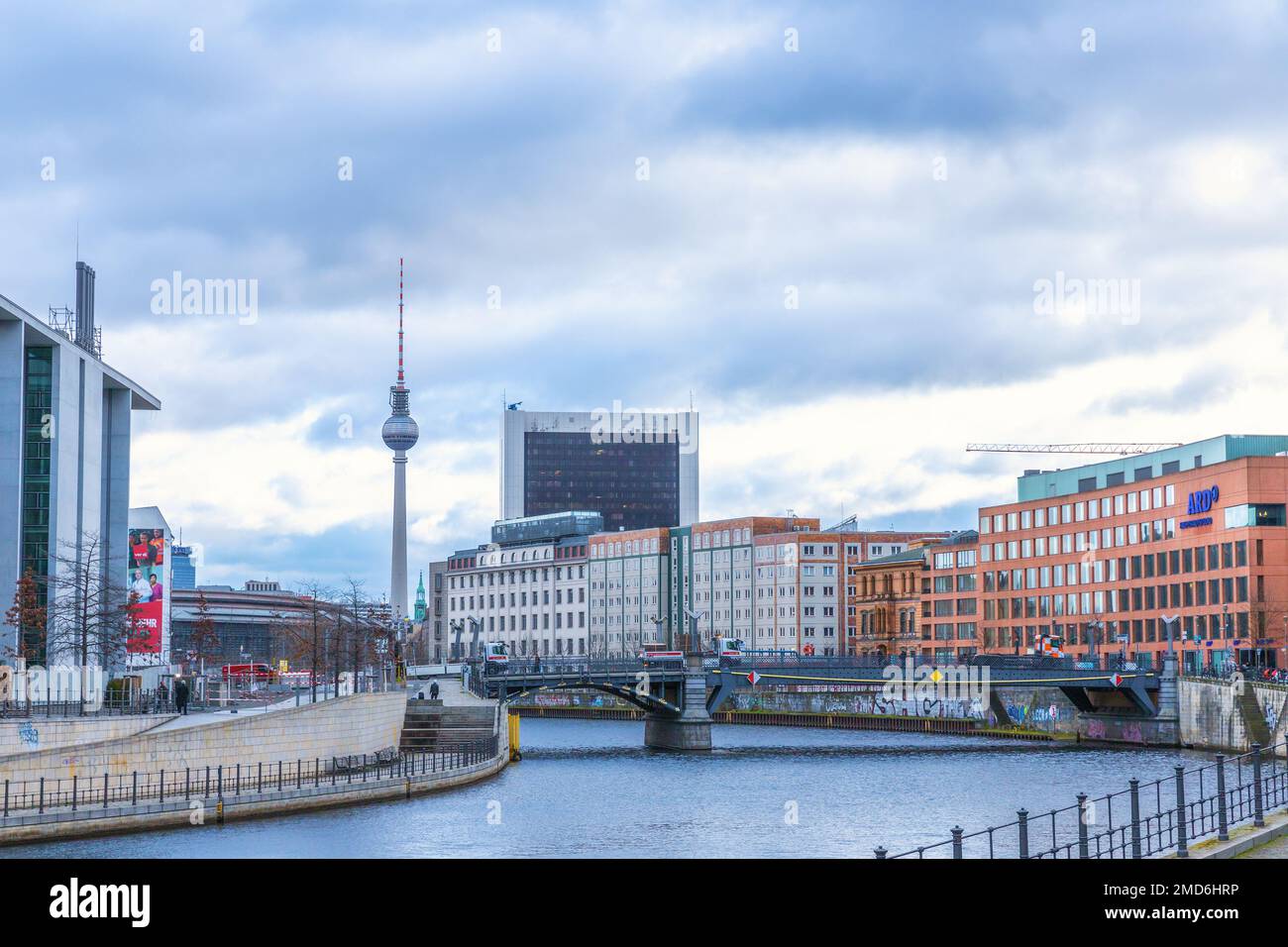 Blick auf die Berliner Innenstadt vom Bundestagsgebäude. Berliner Fernsehturm. Fernsehturm von Berlin. Brücke über die Spree. Stockfoto