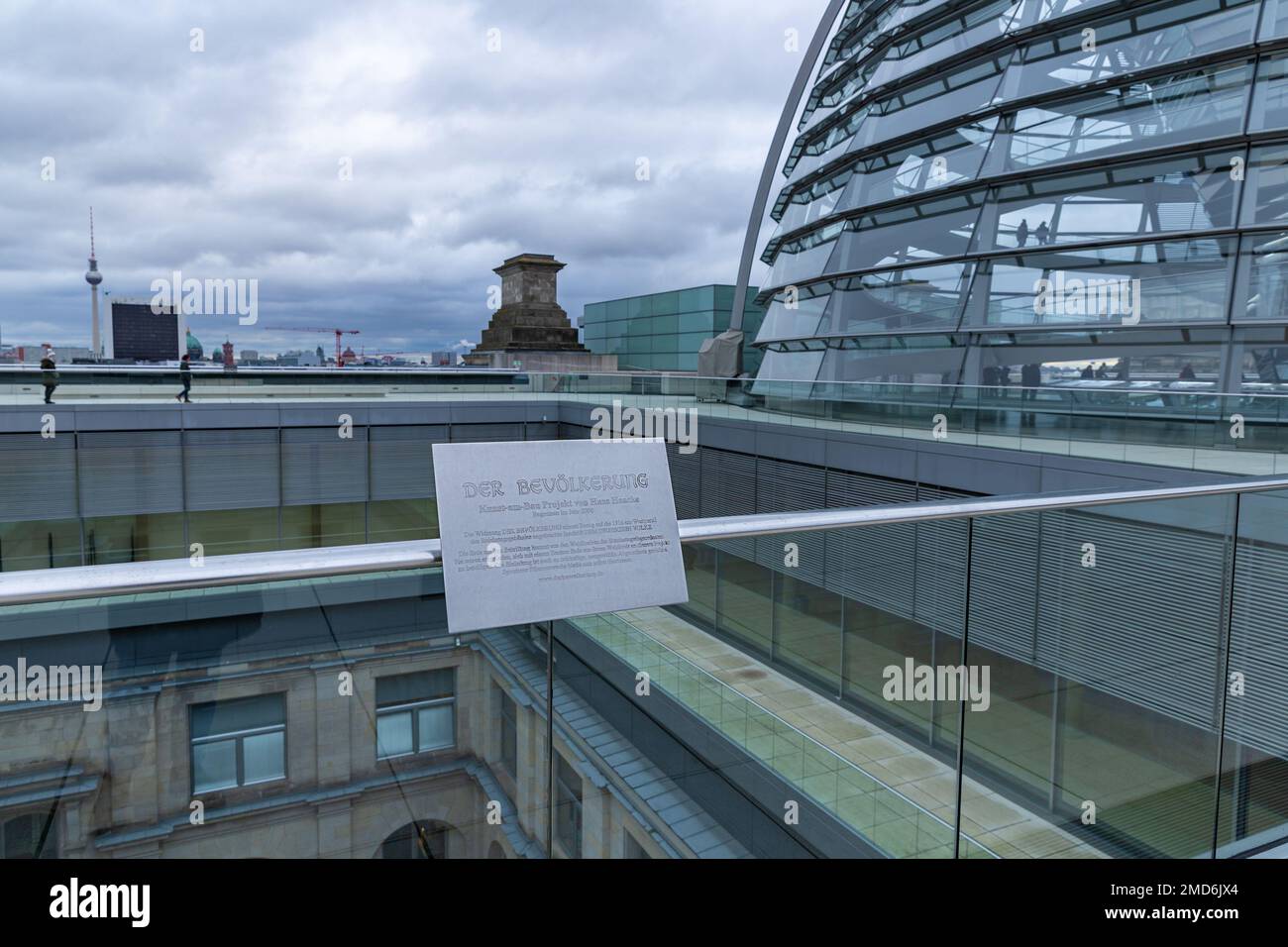 Blick von der Kuppel des Bundestages. Das Dach des Reichstags in Berlin. Berliner Fernsehturm. Stockfoto