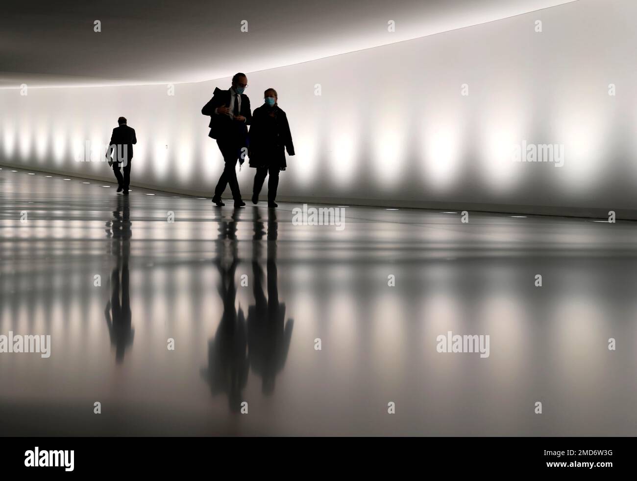 People walk in a tunnel in the Reichstag building prior to the first plenary session of the German Bundestag after the elections in Berlin, Tuesday, Oct. 26, 2021. (Photo/Markus Schreiber) Stockfoto