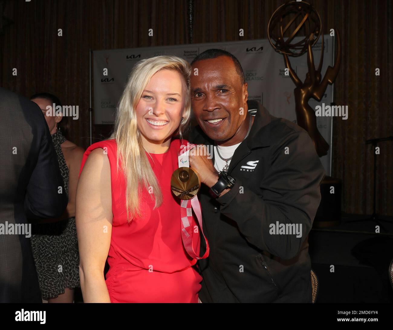 Jessica Long, left, and Sugar Ray Leonard at the 2021 Emmys Golf Classic at The Riviera Country Club on Monday, Oct. 25, 2021, in Los Angeles. (Photo by Danny Moloshok/Invision for The Television Academy/AP Images) Stockfoto