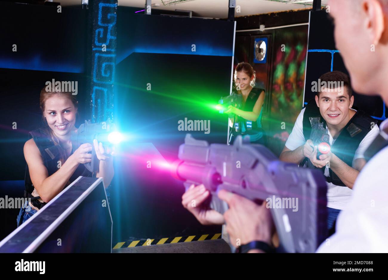 Zwei emotionale Spieler stehen sich mit Laser pi gegenüber Stockfoto