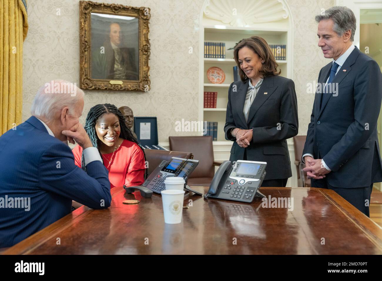 Reportage: Präsident Joe Biden, Vizepräsident Kamala Harris, Sekretär Antony Blinken und Cherelle Griner sprechen am Telefon mit dem WNBA-Star Brittney Griner, nachdem die Regierung am Donnerstag, den 8. Dezember 2022, ihre Freilassung aus einem russischen Gefängnis im Oval Office ausgehandelt hatte. Stockfoto