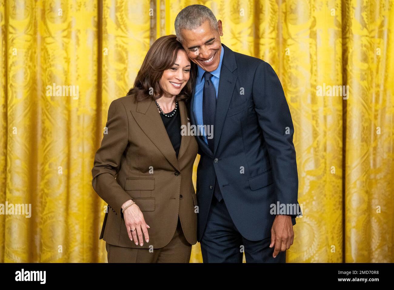 Reportage: Der ehemalige Präsident Barack Obama umarmt Vizepräsident Kamala Harris während einer Veranstaltung zum Affordable Care Act mit Präsident Joe Biden am Dienstag, den 5. April 2022, im Ostzimmer des Weißen Hauses Stockfoto