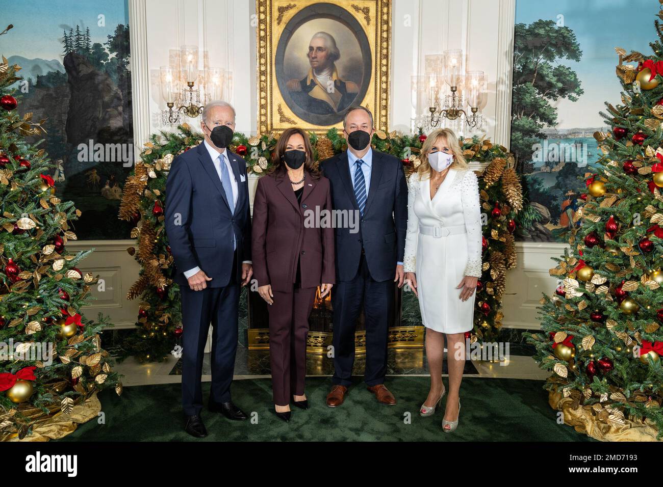 Reportage: Präsident Joe Biden und First Lady Jill Biden posieren für Fotos Vizepräsidentin Kamala Harris und zweiter Gentleman Doug Emhoff auf der Ferienreise zum Weißen Haus am Montag, den 20. Dezember 2021, im diplomatischen Empfangsraum des Weißen Hauses. Stockfoto
