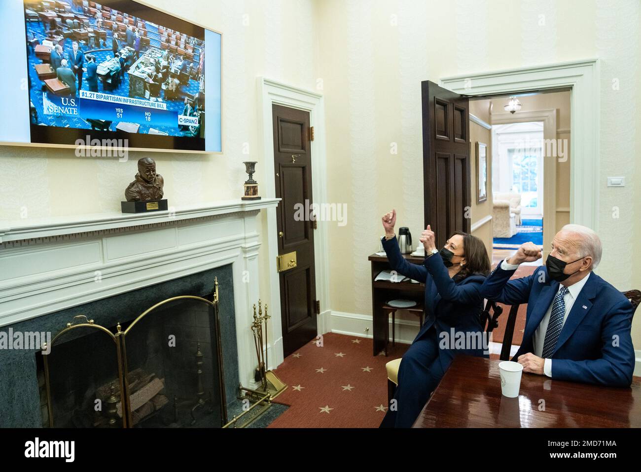 Bericht: Präsident Joe Biden und Vizepräsidentin Kamala Harris sehen sich die "Ja"-Stimme von 51 in den USA an Senat für das $1,2 Billionen Dollar große, parteiübergreifende Infrastrukturgesetz, Dienstag, 10. August 2021, im Oval Office Dining Room des Weißen Hauses. Stockfoto