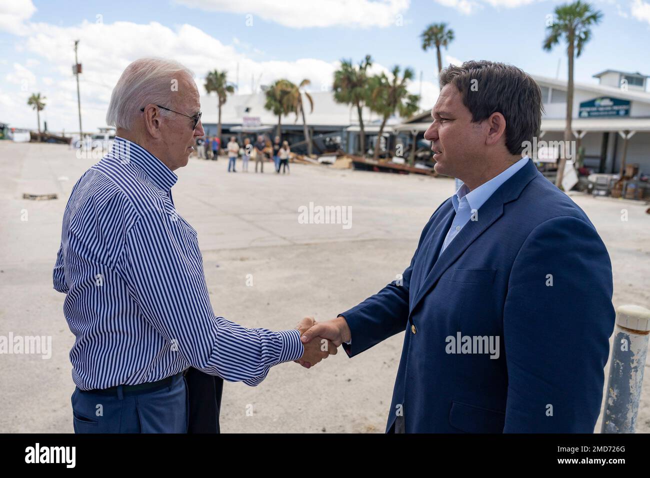 Präsident Joe Biden begrüßt die Regierung von Florida. Ron DeSantis, wie er und First Lady Jill Biden am Fisherman's Wharf in Fort Myers, Florida, ankommen, Mittwoch, 5. Oktober 2022, Für ein Briefing über Maßnahmen zur Reaktion und Wiederherstellung nach Hurrikan Ian. Stockfoto