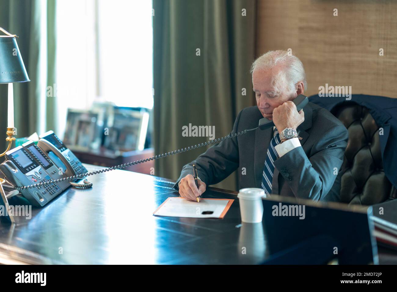 Präsident Joe Biden spricht am Telefon mit Gouverneur Ron DeSantis aus Florida, am Tag nach dem Hurrikan Ian, Donnerstag, den 29. September 2022, im Vertragszimmer des Weißen Hauses. Stockfoto