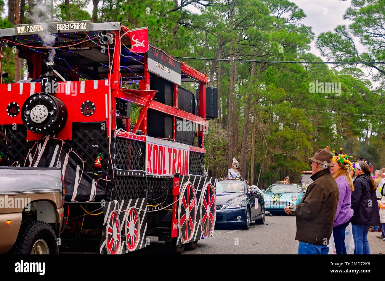 Während der Krewe de la Dauphine Mardi Gras Parade, die am 21. Januar 2023 in Dauphin Island, Alabama stattfindet, findet ein Karnevalswagen auf der Straße statt. Stockfoto