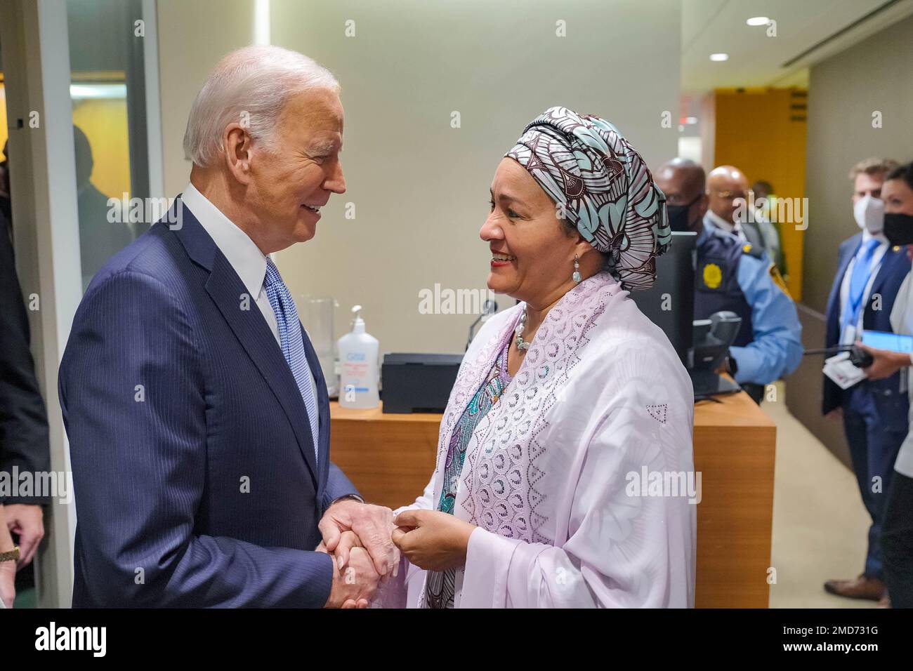 Bericht: Präsident Joe Biden begrüßt die stellvertretende UN-Generalsekretärin Amina Mohammed, als er am Mittwoch, dem 21. September 2022, am Amtssitz der Vereinten Nationen eintrifft Stockfoto