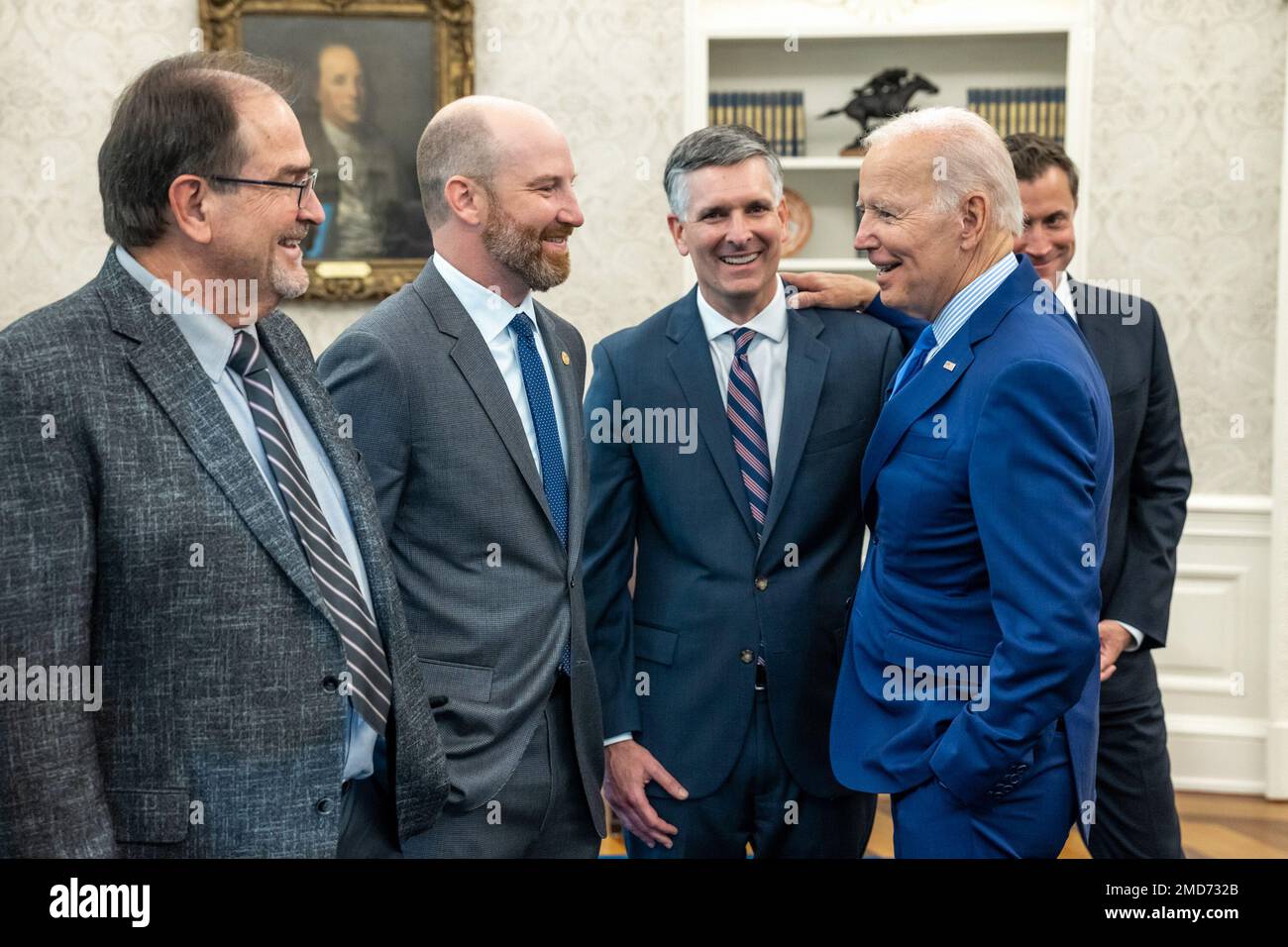 Präsident Joe Biden begrüßt die Unterhändler, die am Donnerstag, den 15. September 2022, einen Arbeitsvertrag für die Eisenbahn ausgehandelt haben, im Oval Office. Er spricht von links aus mit Dennis Pierce mit BLET, Greg Regan vom Transportation Trades Department, Brendan Branon von der National Railway Labor Conference und Ian Jeffries von der Association of American Railroads. Stockfoto