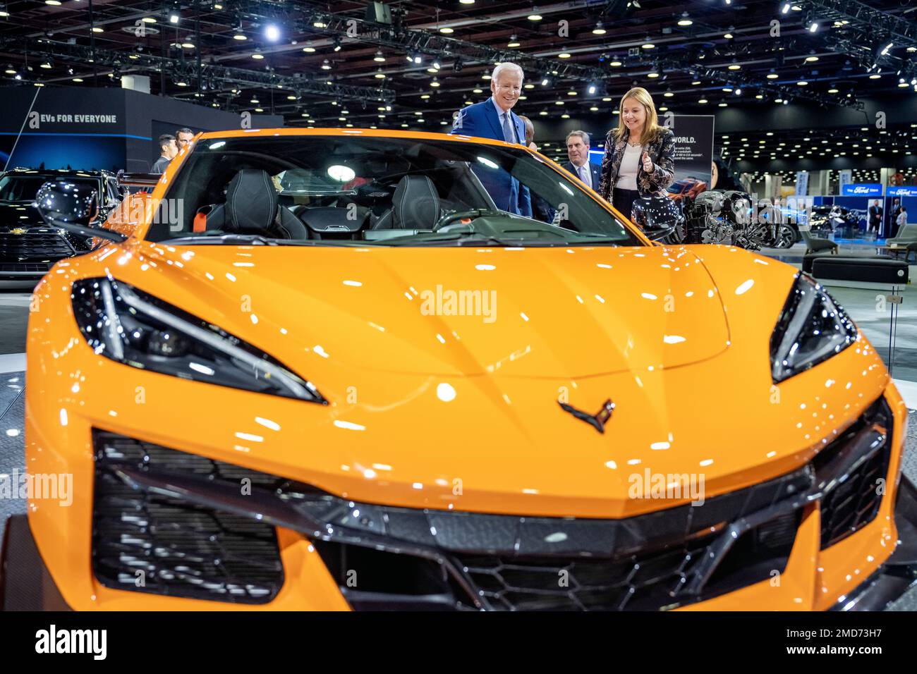 Reportage: Präsident Joe Biden schaut sich die neue Corvette mit GM CEO Mary Barra auf einer Tour der North American International Auto Show am Mittwoch, den 14. September 2022, am Huntington Place in Detroit an. Stockfoto