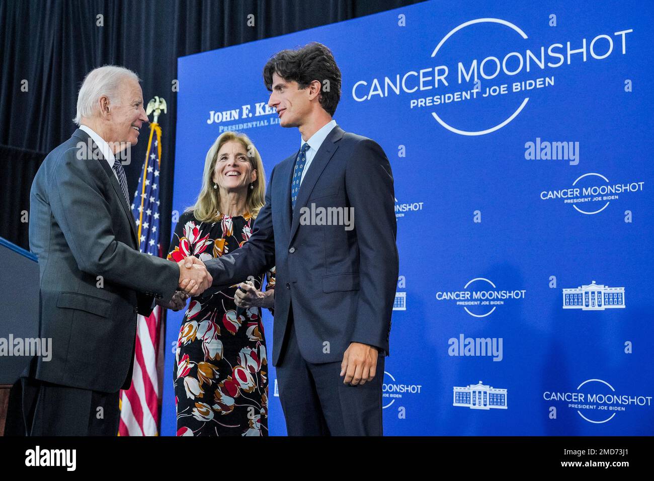 Reportage: Präsident Joe Biden begrüßt Botschafterin Caroline Kennedy und ihren Sohn John 'Jack' Schlossberg, nachdem er am Montag, den 12. September 2022, in der John F. Kennedy Presidential Library and Museum in Boston über die Cancer Moonshot gesprochen hat Stockfoto Reportage: Präsident Joe Biden begrüßt Botschafterin Caroline Kennedy und ihren Sohn John 'Jack' Schlossberg, nachdem er am Montag, den 12. September 2022, in der John F. Kennedy Presidential Library and Museum in Boston über die Cancer Moonshot gesprochen hat Stockfoto
