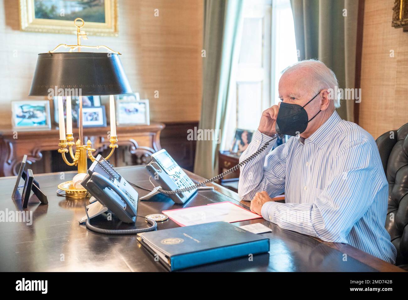 Bericht: Präsident Joe Biden erhält das Presidential Daily Briefing über ein sicheres Telefon im Vertragsraum des Weißen Hauses am Mittwoch, den 3. August 2022 Stockfoto