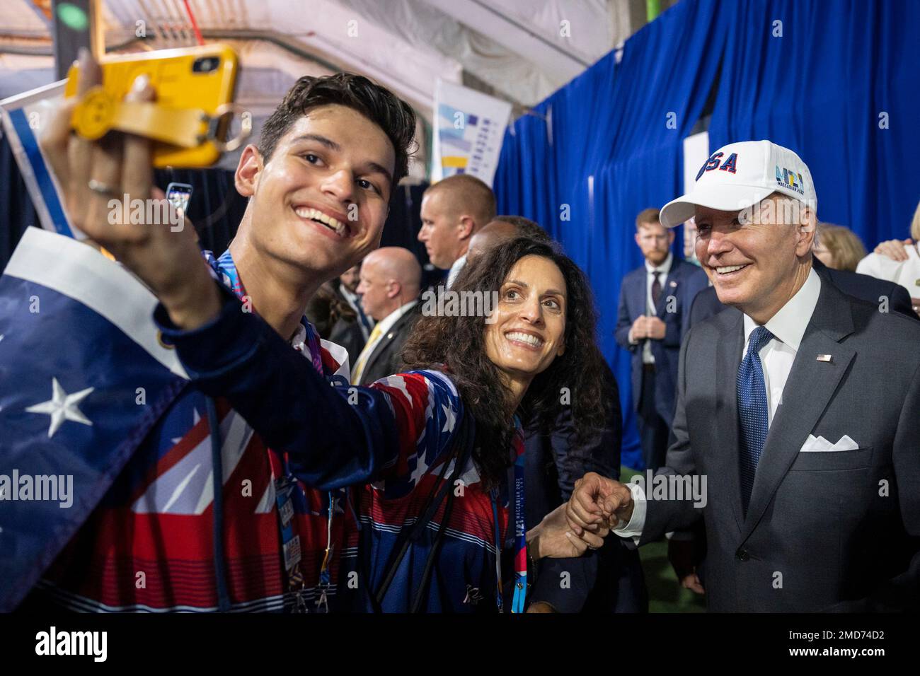 Reportage: Präsident Joe Biden begrüßt US-Athleten, die am Donnerstag, den 14. Juli 2022, an den Spielen von Maccabiah im Teddy Stadium in Jerusalem teilnehmen Stockfoto