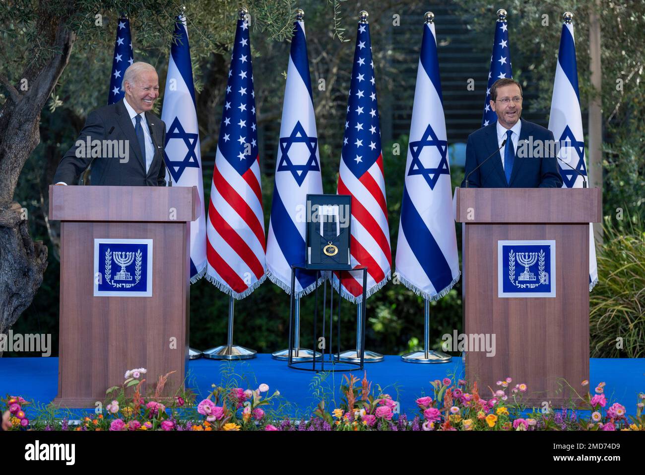 Bericht: Israelischer Präsident Isaac Herzog hält am Donnerstag, den 14. Juli 2022, in der Residenz des Präsidenten in Jerusalem eine Rede bei der Verleihung der israelischen Ehrenmedaille an Präsident Joe Biden Stockfoto