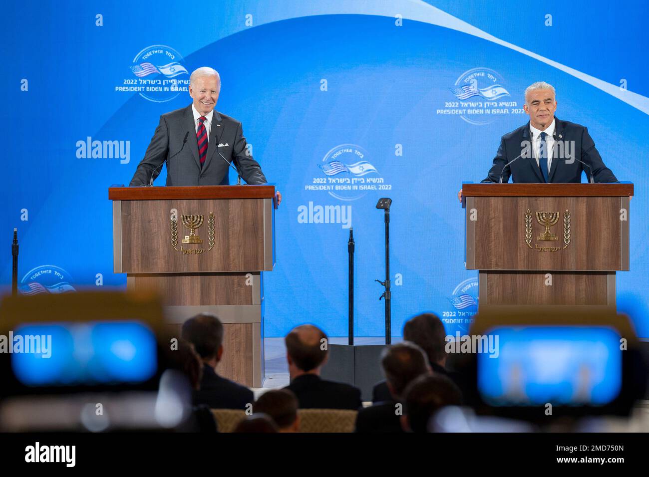 Bericht: Präsident Joe Biden und der israelische Premierminister Yair Lapid halten am Donnerstag, den 14. Juli 2022, eine gemeinsame Pressekonferenz im Waldorf Astoria Jerusalem ab Stockfoto