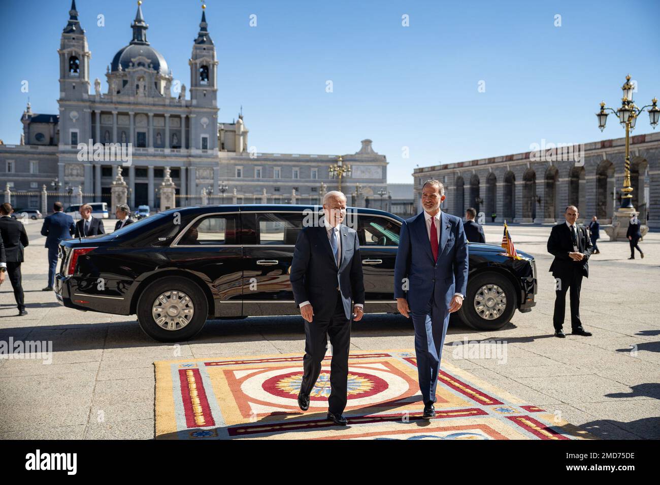 Präsident Joe Biden kommt am Königspalast von Madrid an und begrüßt König Felipe VI. Von Spanien am Dienstag, den 28. Juni 2022 Stockfoto