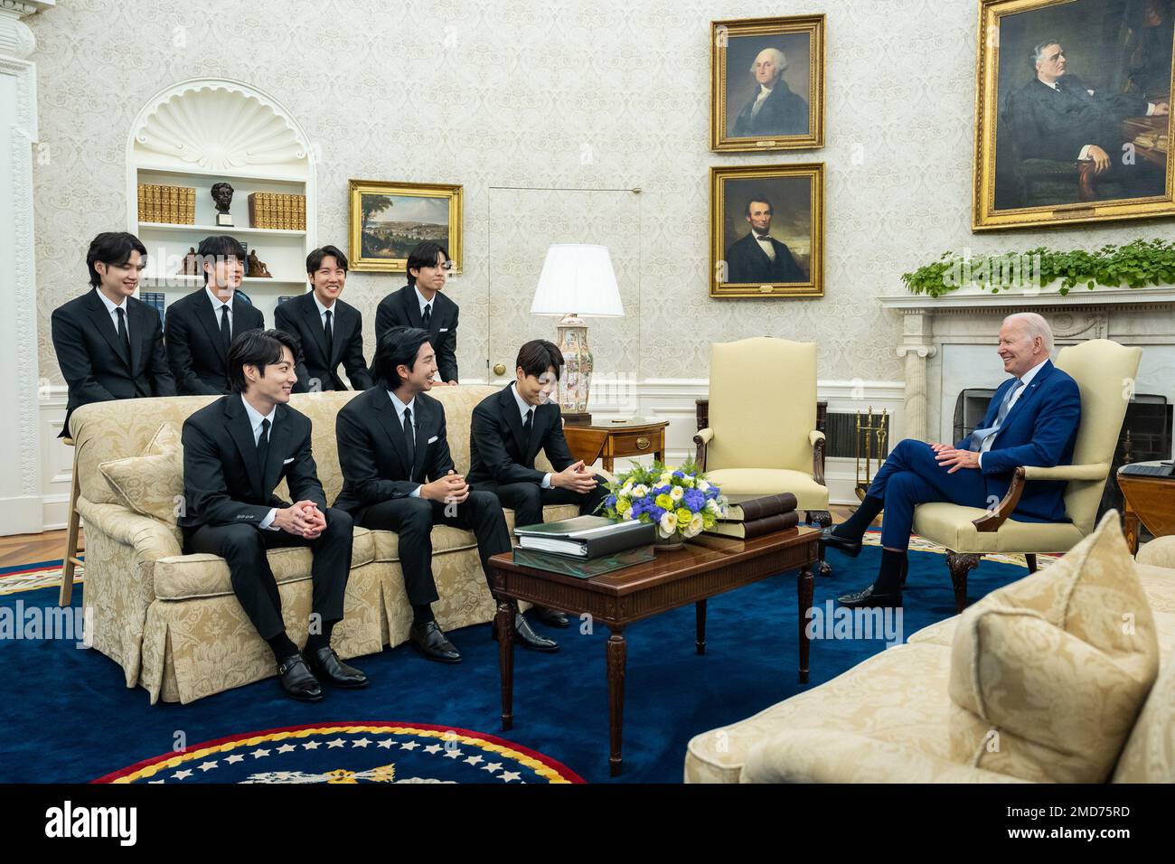 Bericht: Präsident Joe Biden nimmt am Dienstag, den 31. Mai 2022, ein digitales Video mit der K-Pop-Singgruppe BTS auf, im Oval Office des Weißen Hauses. Stockfoto