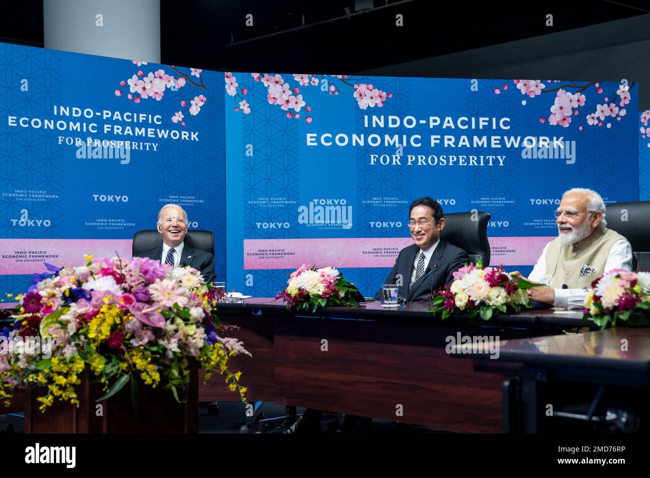 Reportage: Präsident Joe Biden, zusammen mit dem japanischen Premierminister Kishida Fumio und dem indischen Premierminister Narendra Modi, hält am Montag, den 23. Mai 2022, auf der Izumi Garden Gallery in Tokio eine Rede auf einer Eröffnungsveranstaltung für den indo-pazifischen Wirtschaftsrahmen für Wohlstand (IPEF). Stockfoto