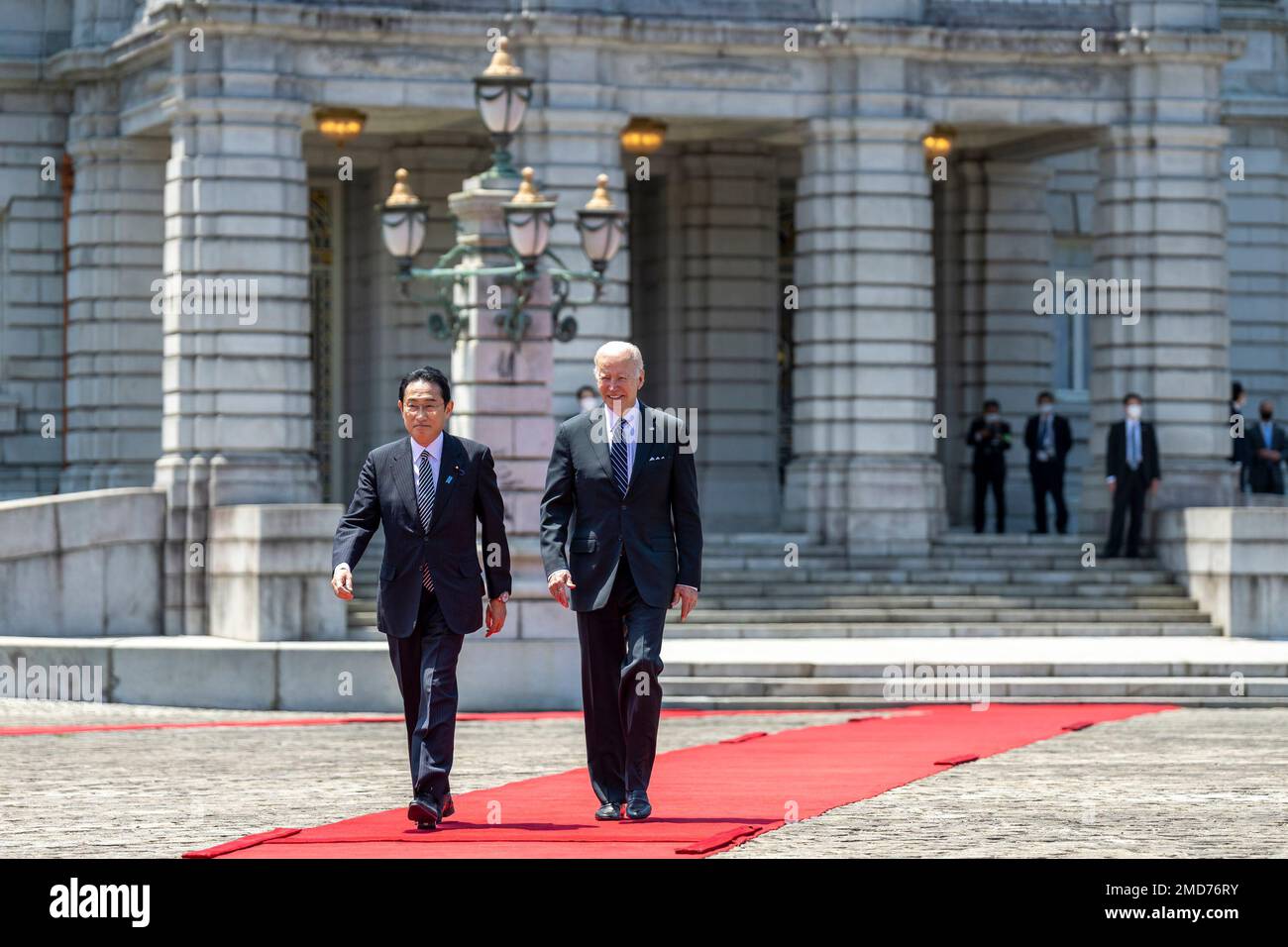 Bericht: Präsident Joe Biden und der japanische Premierminister Kishida Fumio nehmen am Montag, den 23. Mai 2022, an einer Ankunftszeremonie im Akasaka-Palast in Tokio Teil Stockfoto