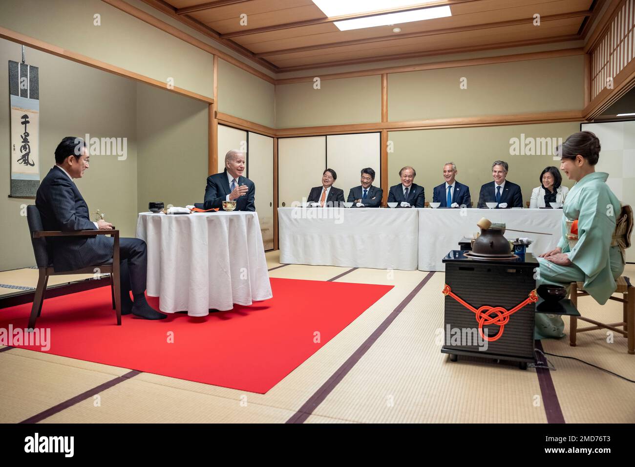 Reportage: Präsident Joe Biden nimmt am Montag, den 23. Mai 2022, im Restaurant Kochuan in Tokio an einer Zeremonie zum grünen Tee Teil, die vom japanischen Premierminister Kishida Fumio und seiner Frau Yuko Kishida ausgerichtet wird Stockfoto