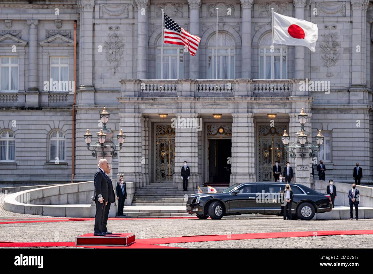 Bericht: Präsident Joe Biden und der japanische Premierminister Kishida Fumio nehmen am Montag, den 23. Mai 2022, an einer Ankunftszeremonie im Akasaka-Palast in Tokio Teil Stockfoto