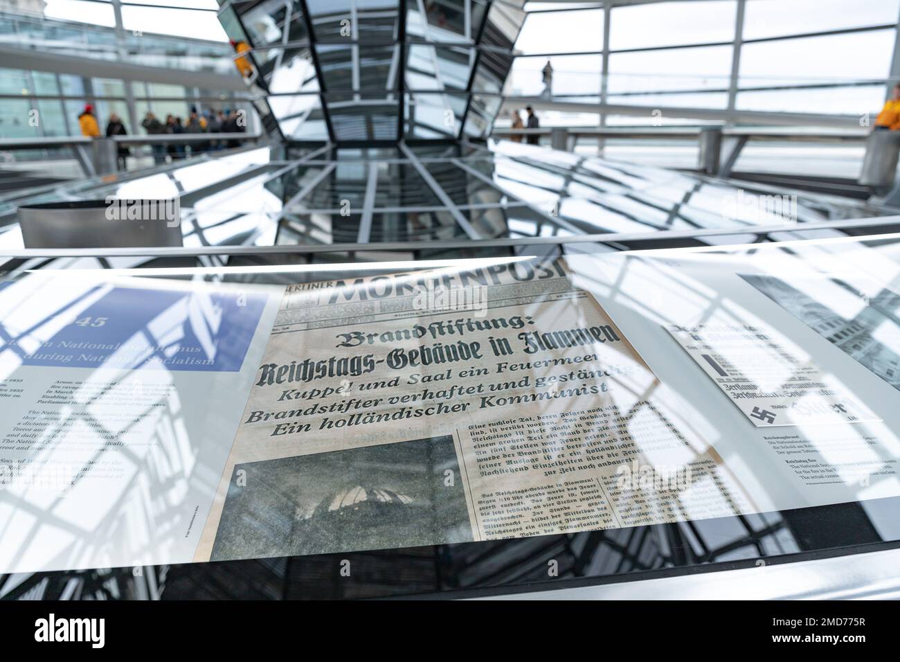 In der Bundestag-Kuppel. Reichstagsgebäude in Berlin. Alte historische Fotos und Zeitungsausstellung im Dom des deutschen parlaments. Stockfoto