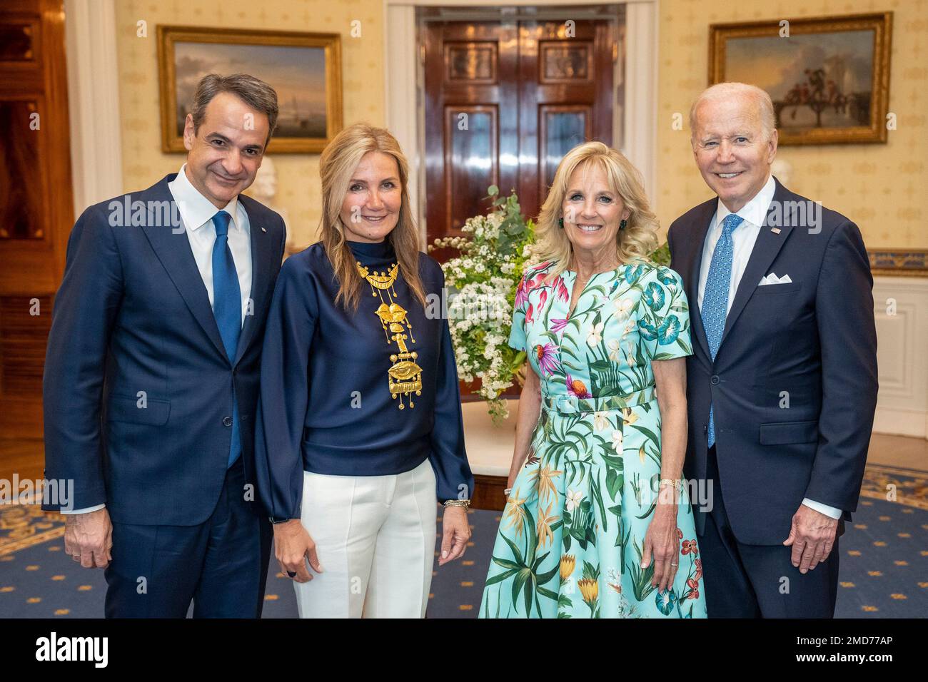 Bericht: Präsident Joe Biden und First Lady Jill Biden begrüßen den griechischen Premierminister Kyriakos Mitsotakis und seine Frau Mareva Grabowski-Mitsotakis am Montag, den 16. Mai 2022, im Blauen Saal des Weißen Hauses Stockfoto