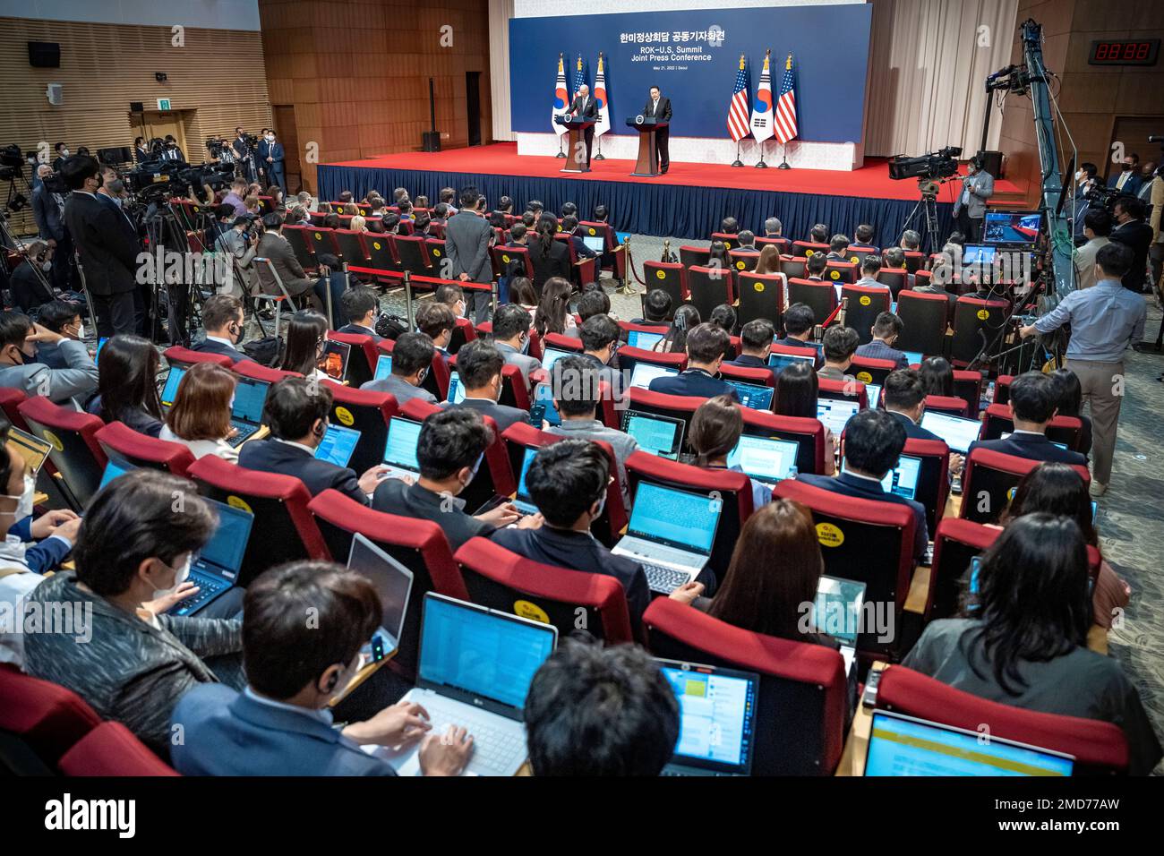 Bericht: Präsident Joe Biden nimmt am Samstag, den 21. Mai 2022, an einer gemeinsamen Pressekonferenz mit dem südkoreanischen Präsidenten Yoon Suk Yeol im Volkshaus in Seoul, Südkorea, Teil. Stockfoto Bericht: Präsident Joe Biden nimmt am Samstag, den 21. Mai 2022, an einer gemeinsamen Pressekonferenz mit dem südkoreanischen Präsidenten Yoon Suk Yeol im Volkshaus in Seoul, Südkorea, Teil. Stockfoto