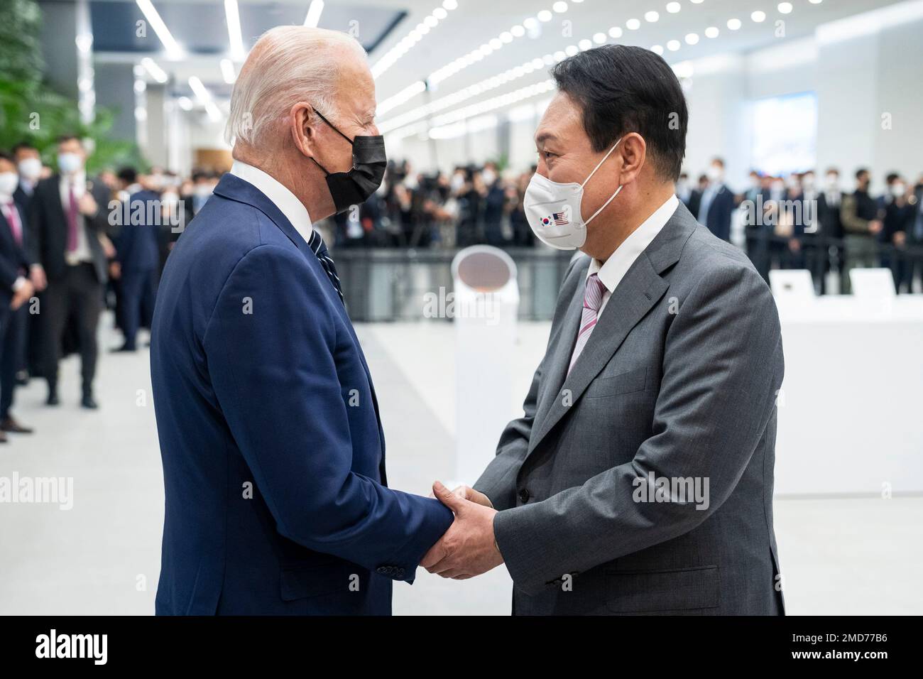 Bericht: Präsident Joe Biden trifft am 20. Mai 2022 auf dem Samsung Electronics Pyeongtaek Campus in Pyeongtaek, Südkorea ein. Und wird vom südkoreanischen Präsidenten Yoon Suk Yeol begrüßt Stockfoto Bericht: Präsident Joe Biden trifft am 20. Mai 2022 auf dem Samsung Electronics Pyeongtaek Campus in Pyeongtaek, Südkorea ein. Und wird vom südkoreanischen Präsidenten Yoon Suk Yeol begrüßt Stockfoto