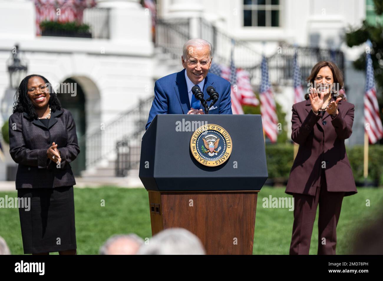 Bericht: Präsident Joe Biden, zusammen mit Vizepräsident Kamala Harris, gibt am Freitag, den 8. April 2022, eine Stellungnahme zur Bestätigung des Obersten Gerichtshofrichters Ketanji Brown Jackson über den südlichen Rasen des Weißen Hauses ab Stockfoto