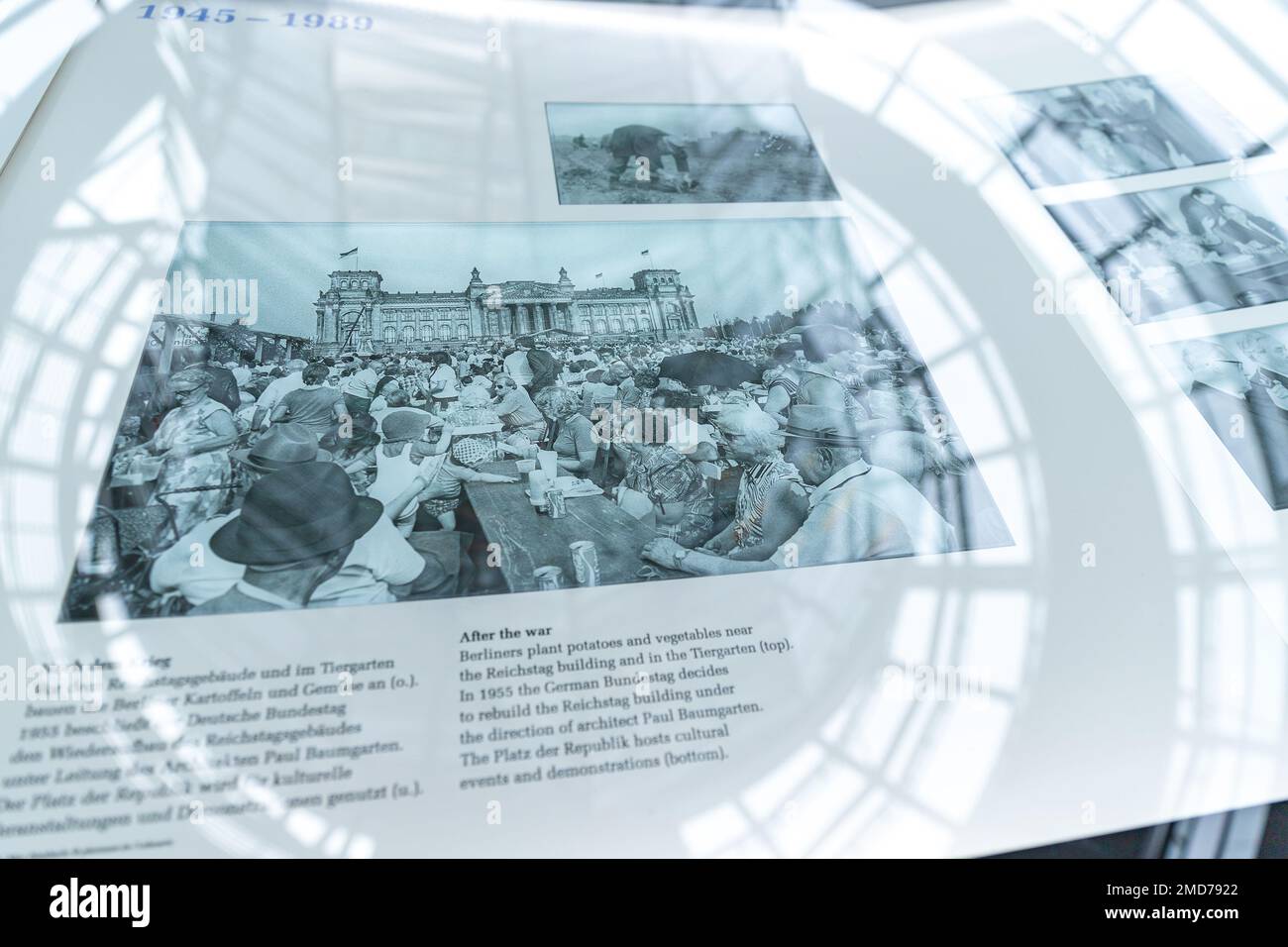 In der Bundestag-Kuppel. Reichstagsgebäude in Berlin. Alte historische Fotos und Zeitungsausstellung im Dom des deutschen parlaments. Stockfoto