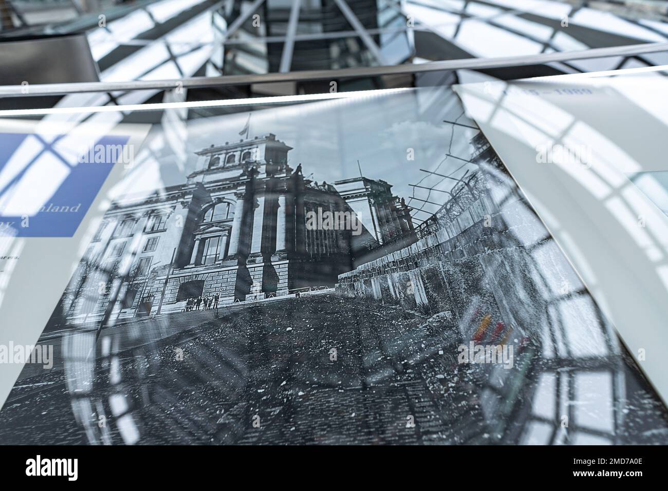 In der Bundestag-Kuppel. Reichstagsgebäude in Berlin. Alte historische Fotos und Zeitungsausstellung im Dom des deutschen parlaments. Stockfoto