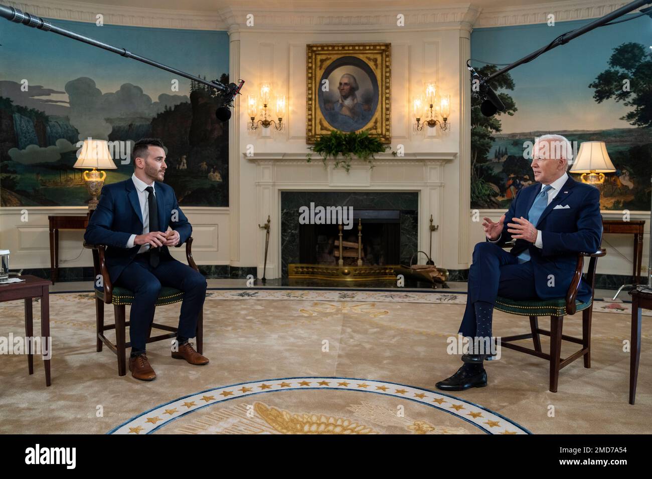 Reportage: Präsident Joe Biden nimmt am Freitag, den 25. Februar 2022, an einem Interview mit Brian Tyler Cohen im diplomatischen Empfangsraum des Weißen Hauses Teil Stockfoto