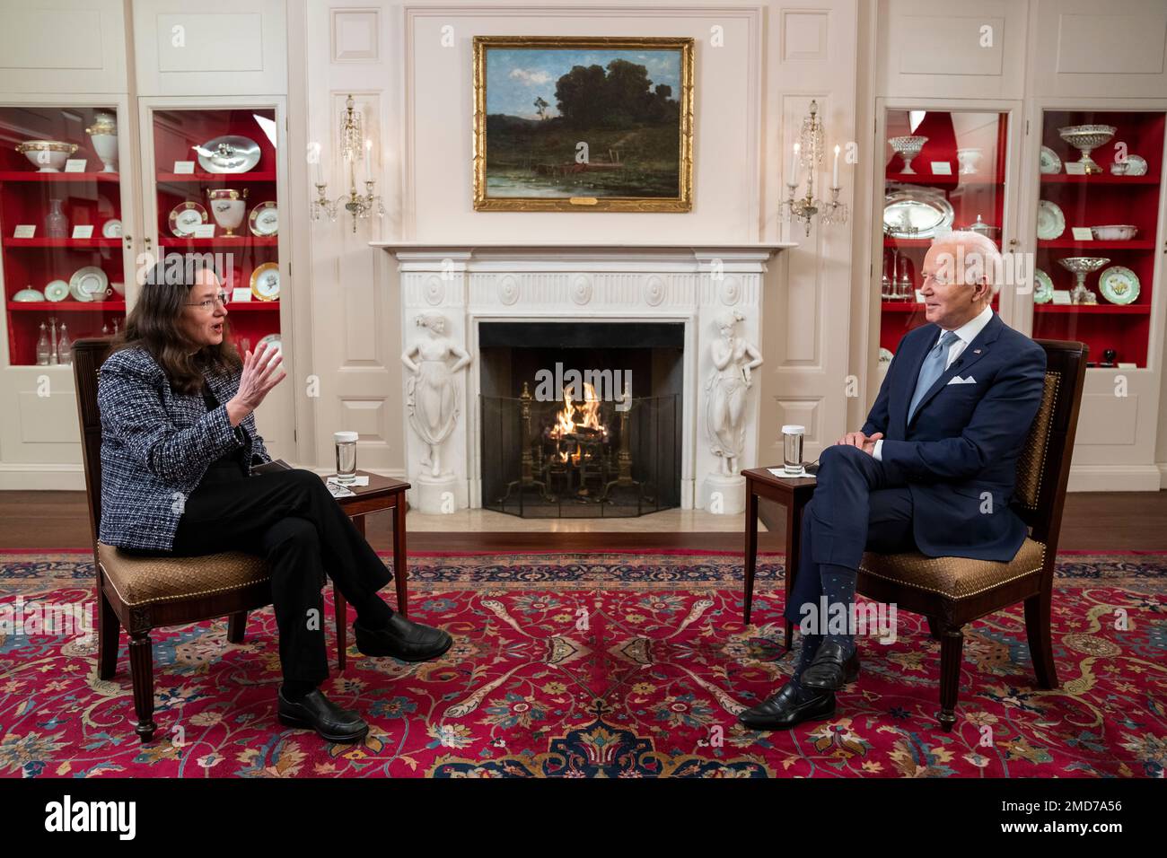 Präsident Joe Biden nimmt an einem Interview mit dem Historiker Heather Cox Richardson am Freitag, den 25. Februar 2022, im Chinaraum des Weißen Hauses Teil Stockfoto