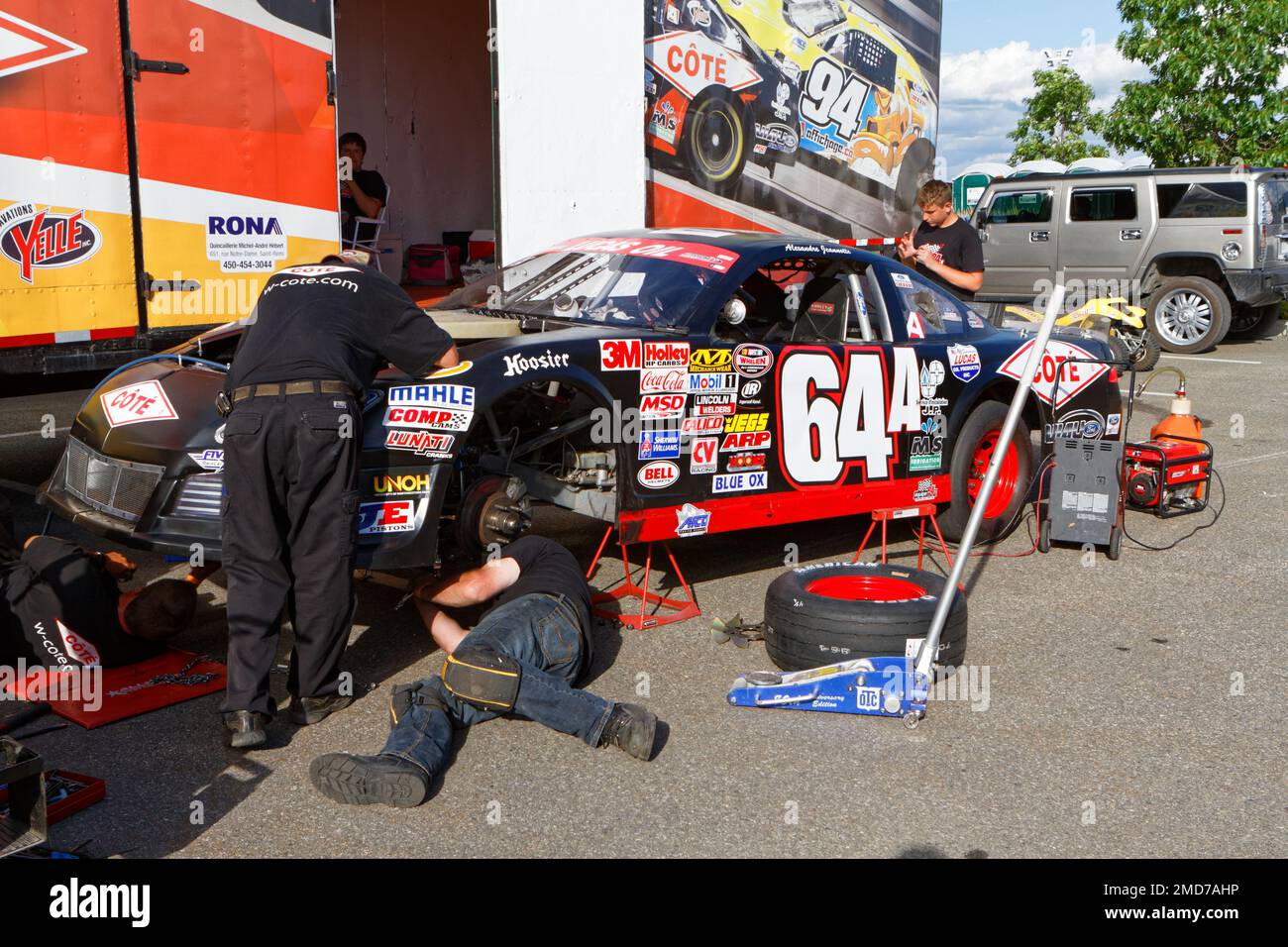Mechaniker arbeiten an einem Rennwagen für das NASCAR-Rennen auf der GP3R in Trois-Rivieres, Quebec Stockfoto
