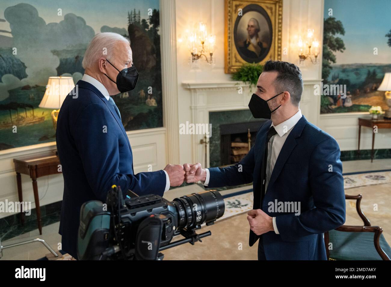 Reportage: Präsident Joe Biden nimmt am Freitag, den 25. Februar 2022, an einem Interview mit Brian Tyler Cohen im diplomatischen Empfangsraum des Weißen Hauses Teil Stockfoto