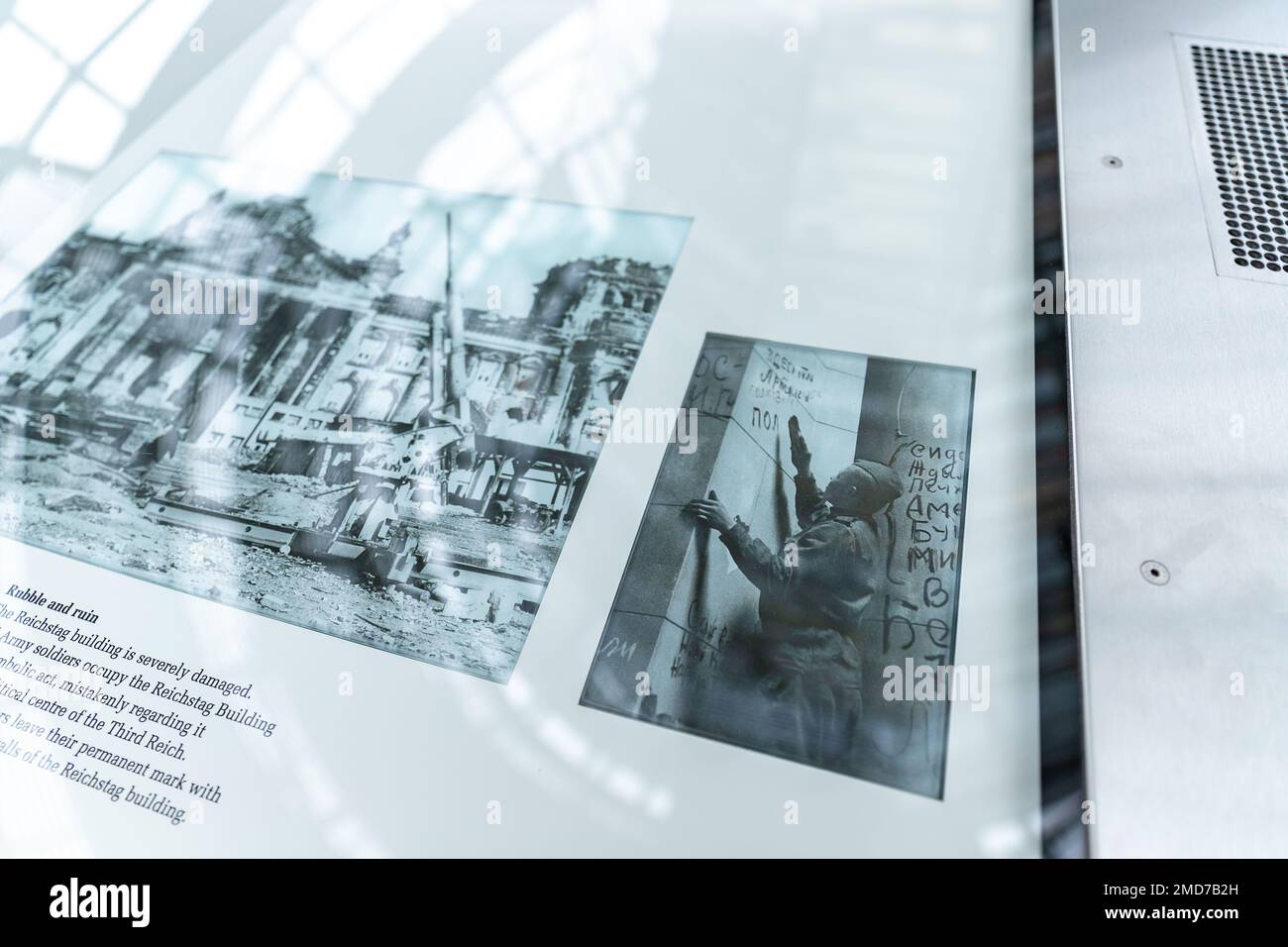 In der Bundestag-Kuppel. Reichstagsgebäude in Berlin. Alte historische Fotos und Zeitungsausstellung im Dom des deutschen parlaments. Stockfoto