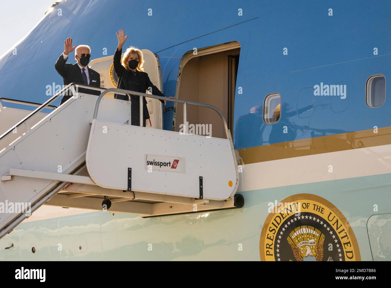 Präsident Joe Biden und First Lady Jill Biden winken an Bord der Air Force One am Harry Reid International Airport in Las Vegas, Samstag, 8. Januar 2022, Stockfoto