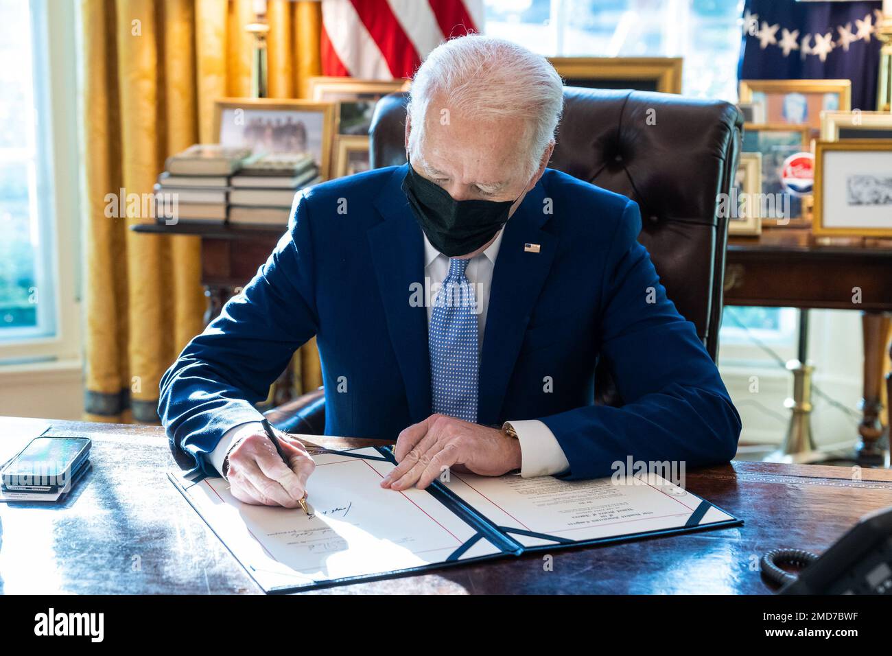 Bericht: Präsident Joe Biden unterzeichnet S. 3377, das "Capitol Police Emergency Assistance Act von 2021", Mittwoch, 22. Dezember 2021, im Oval Office des Weißen Hauses Stockfoto