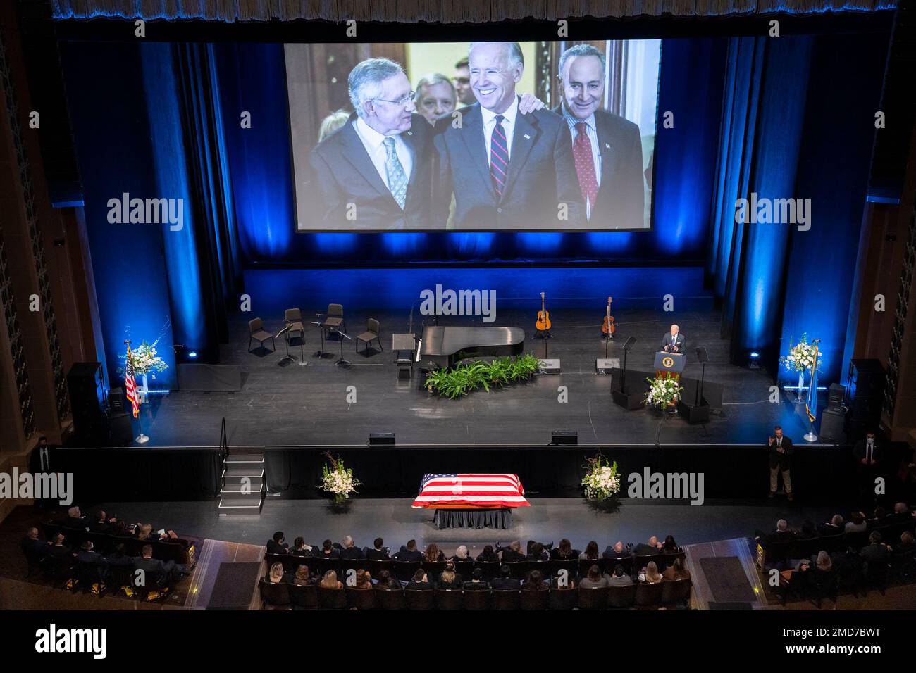 Präsident Joe Biden spricht während einer Gedenkfeier zu Ehren des ehemaligen Mehrheitsführers des Senats Harry Reid am Samstag, den 8. Januar 2022, im Smith Center in Las Vegas. Stockfoto